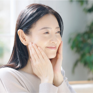 女性が肌の張りを確認してるイメージ画像